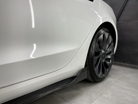 Carbonowe listwy progowe Tesla Model 3